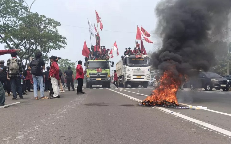 Peringatan HUT ke-26 Banten Diwarnai Unjuk Rasa Mahasiswa di Gedung DPRD