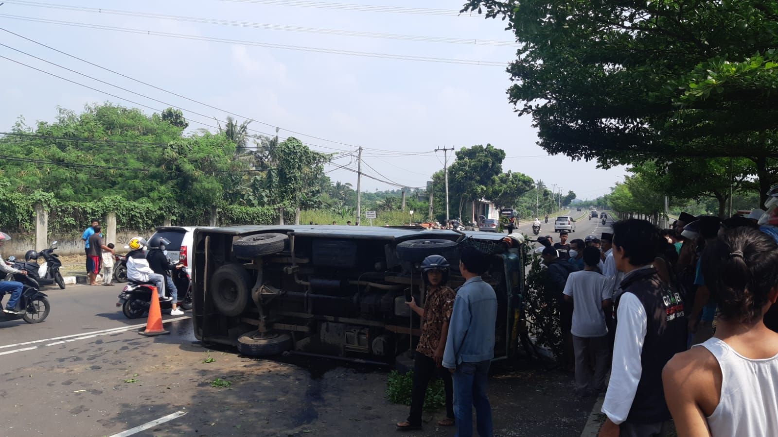 Gegara Emak-emak Nyalip Minibus Terus Putar Arah, Dua Orang Tewas