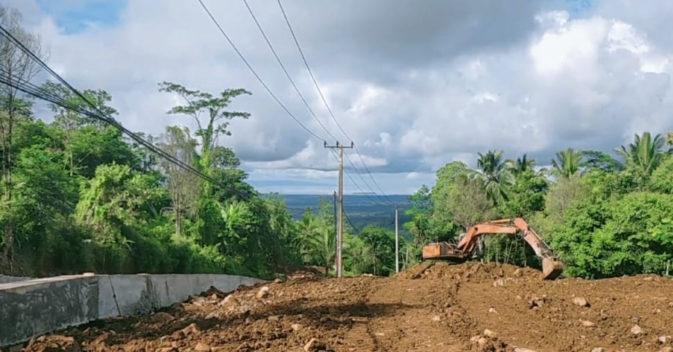 Proyek Selesai, Kini Bisa Melihat Pantai dan Cerobong Asap PLTU Labuan dari Titik Nol Tanjakan Bangangah