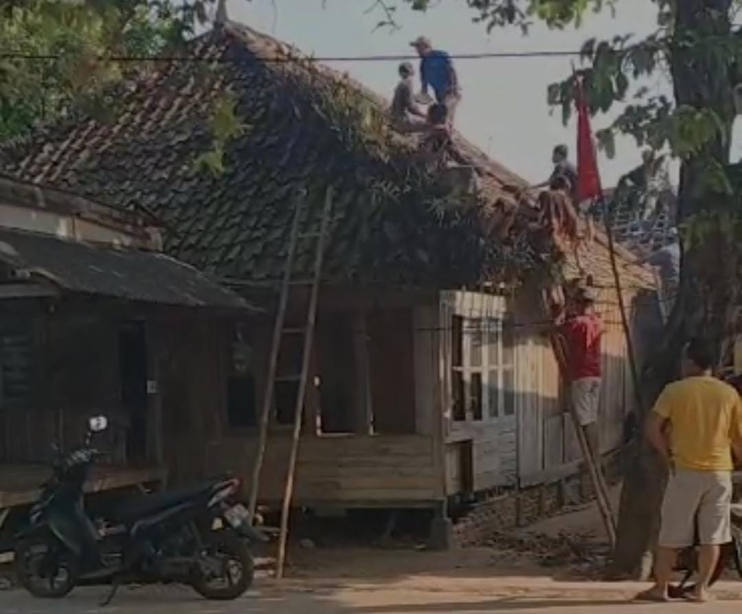 Warga Bongkar Rumah Mantan Kades di Ciomas, Ini Penyebabnya