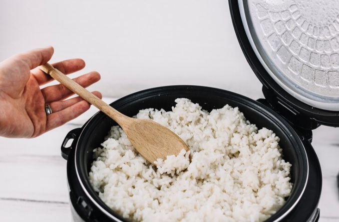 Gak Boleh Cuci Beras di Panci Rice Cooker? Ketahui Sebabnya