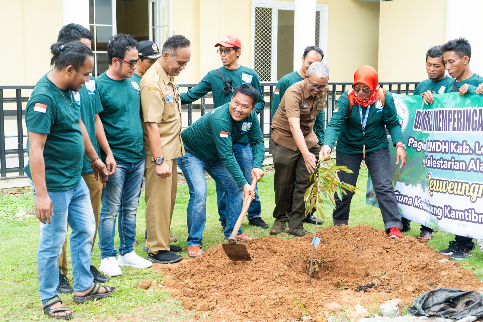 Paguyuban LMDH Kabupaten Lebak Sebarkan Harapan Hijau: Pembagian Bibit Tanaman Hutan Menyemarakkan Hari Pohon 