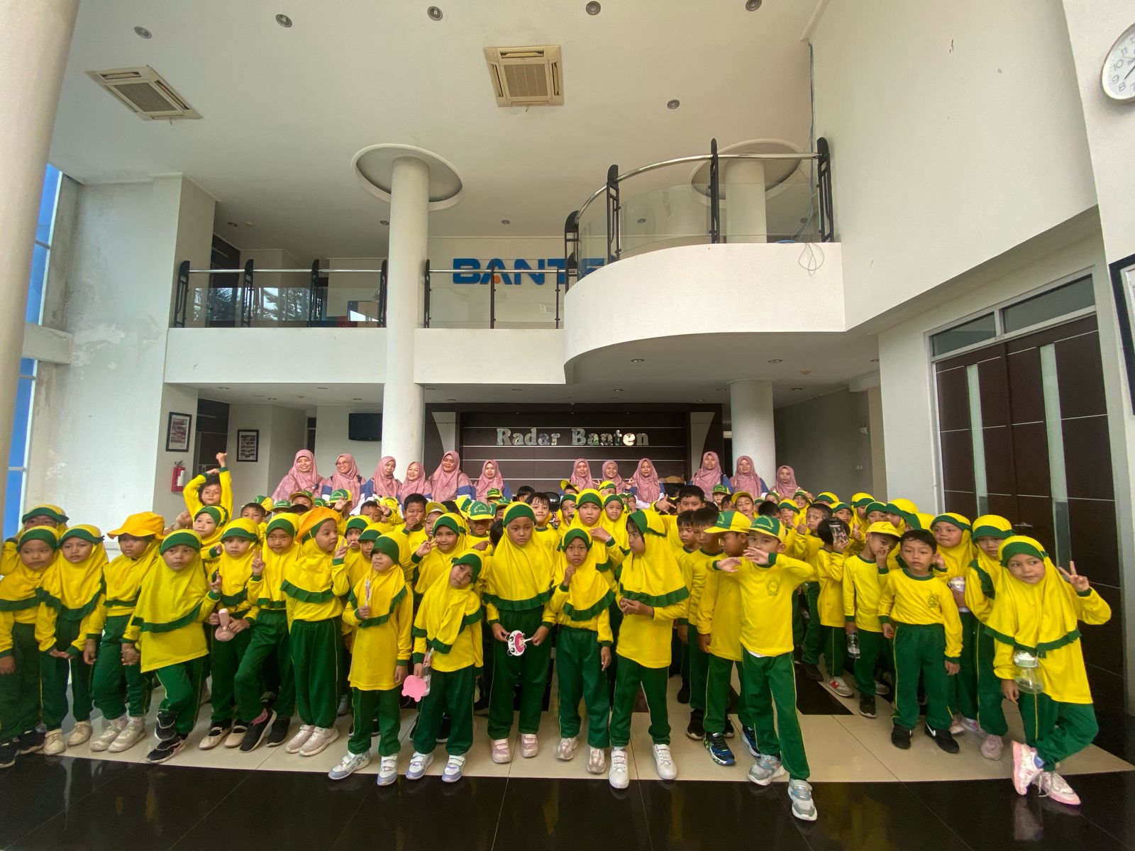 Pelajari Media Cetak, RA Baitul Muttaqin Lakukan Kunjungan ke Radar Banten 