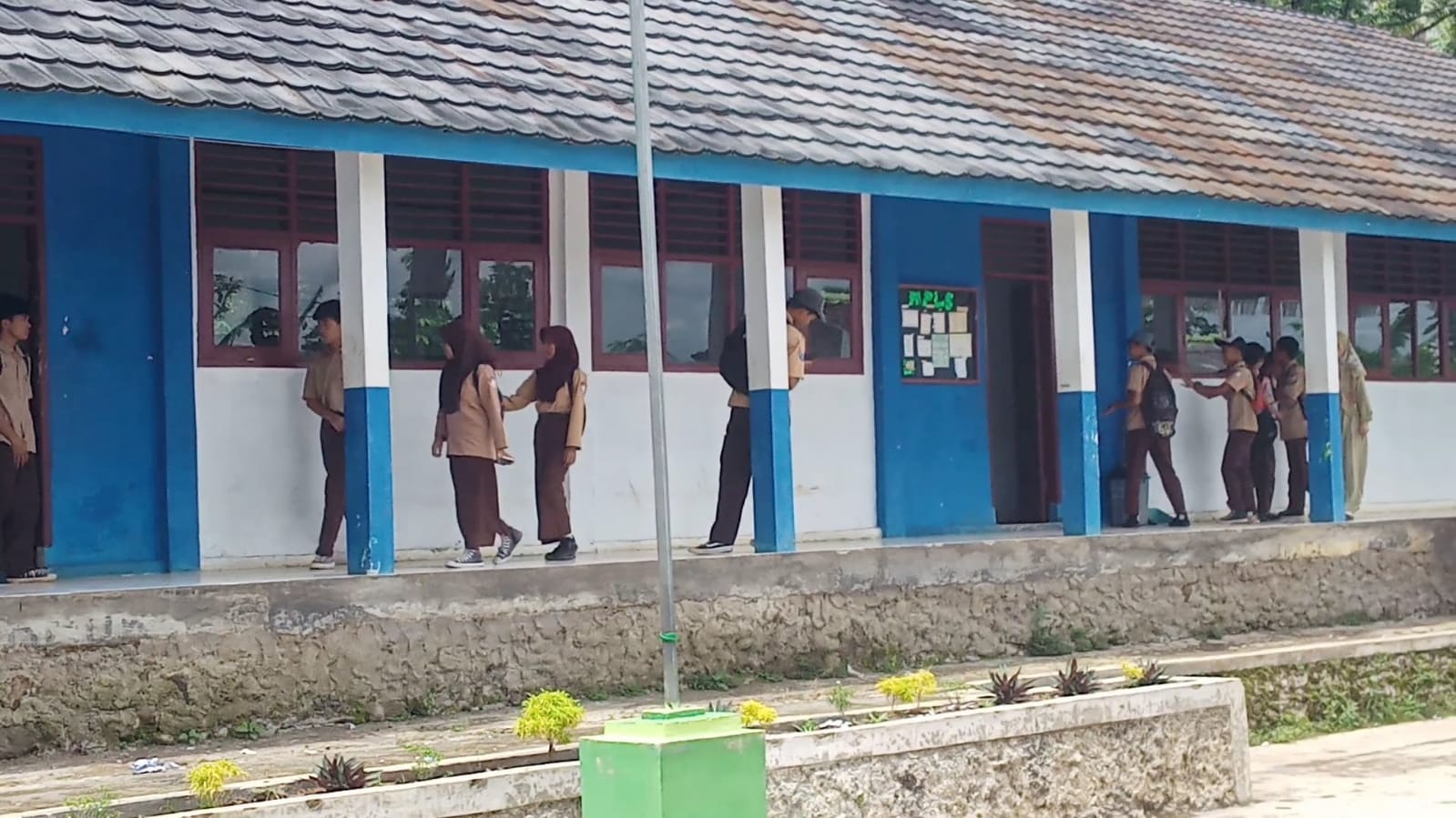 Miris, Tak Punya Ruang Kelas, Siswa SMK Negeri di Pandeglang Ini Terpaksa Numpang di Dua SMP dan Ruko