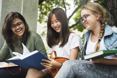 Kurangi Pakai Ponsel, Berikut 7 Tips Membangun Kebiasaan Membaca Buku di Kehidupan Sehari-hari!