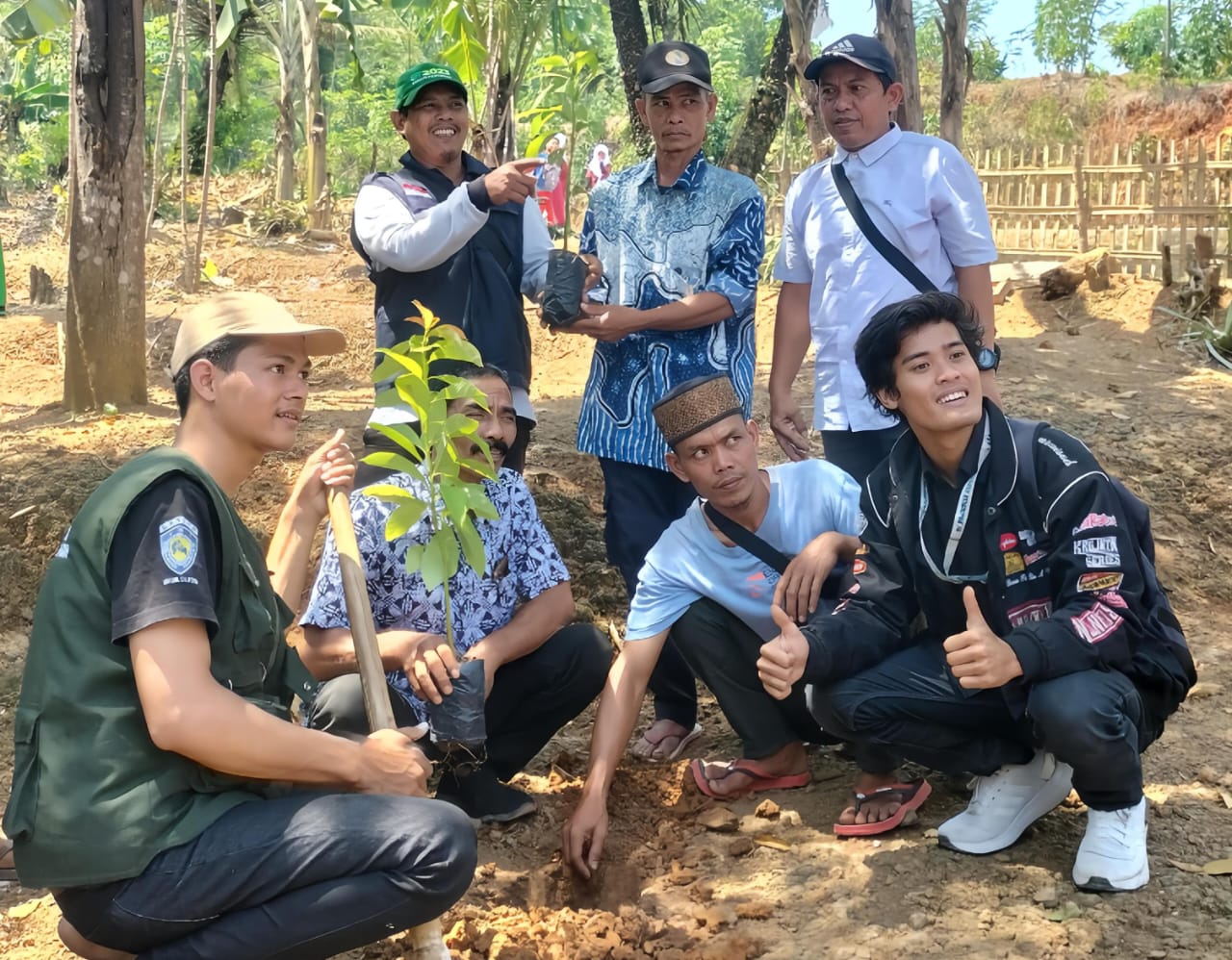 Kolaborasi Mahasiswa Kelompok 78 Kukerta UIN Banten Dengan SADA.ID Lakukan Penanaman 1000 Bibit Pohon