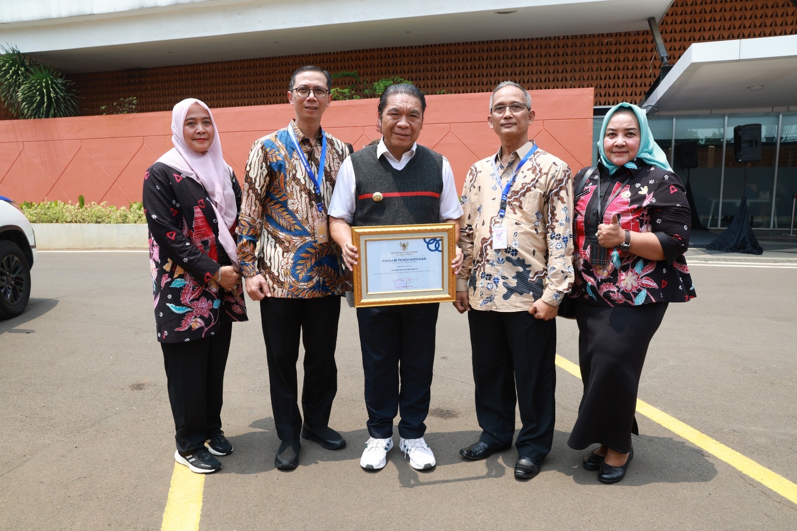 Tingkatkan Kapasitas Pemuda di Banten, Pj Gubernur Banten Al Muktabar Terima Penghargaan