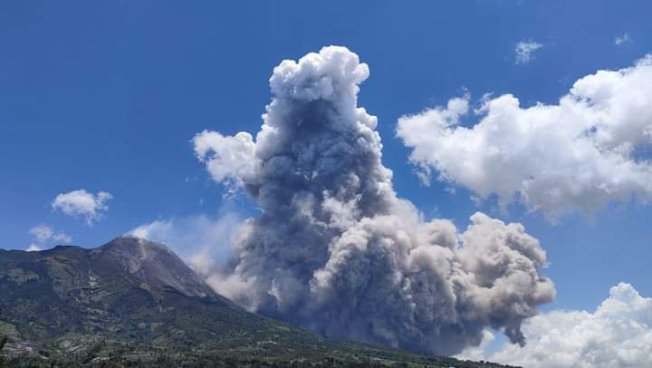Gunung Merapi Erupsi, Guguran Lava dan Awan Panas Mengancam 