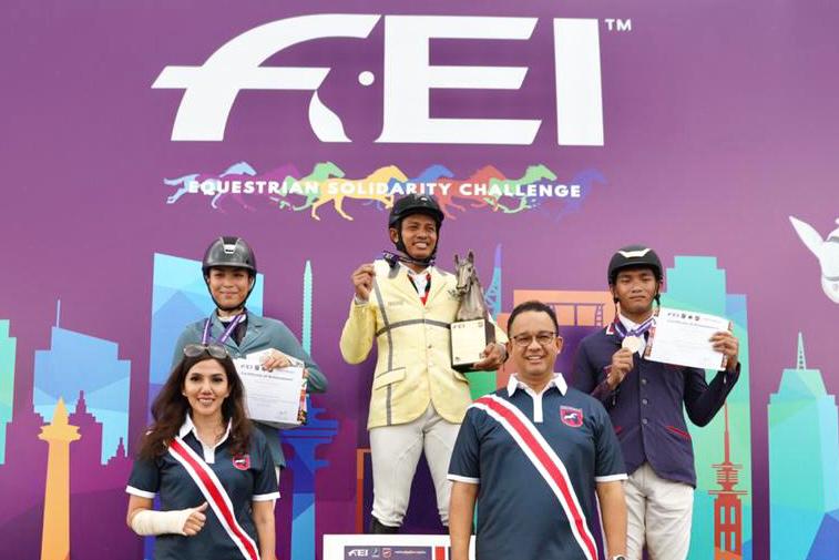 Gubernur Anies Serahkan Piala Kejuaraan Berkuda Equestrian di JIEP Pulomas