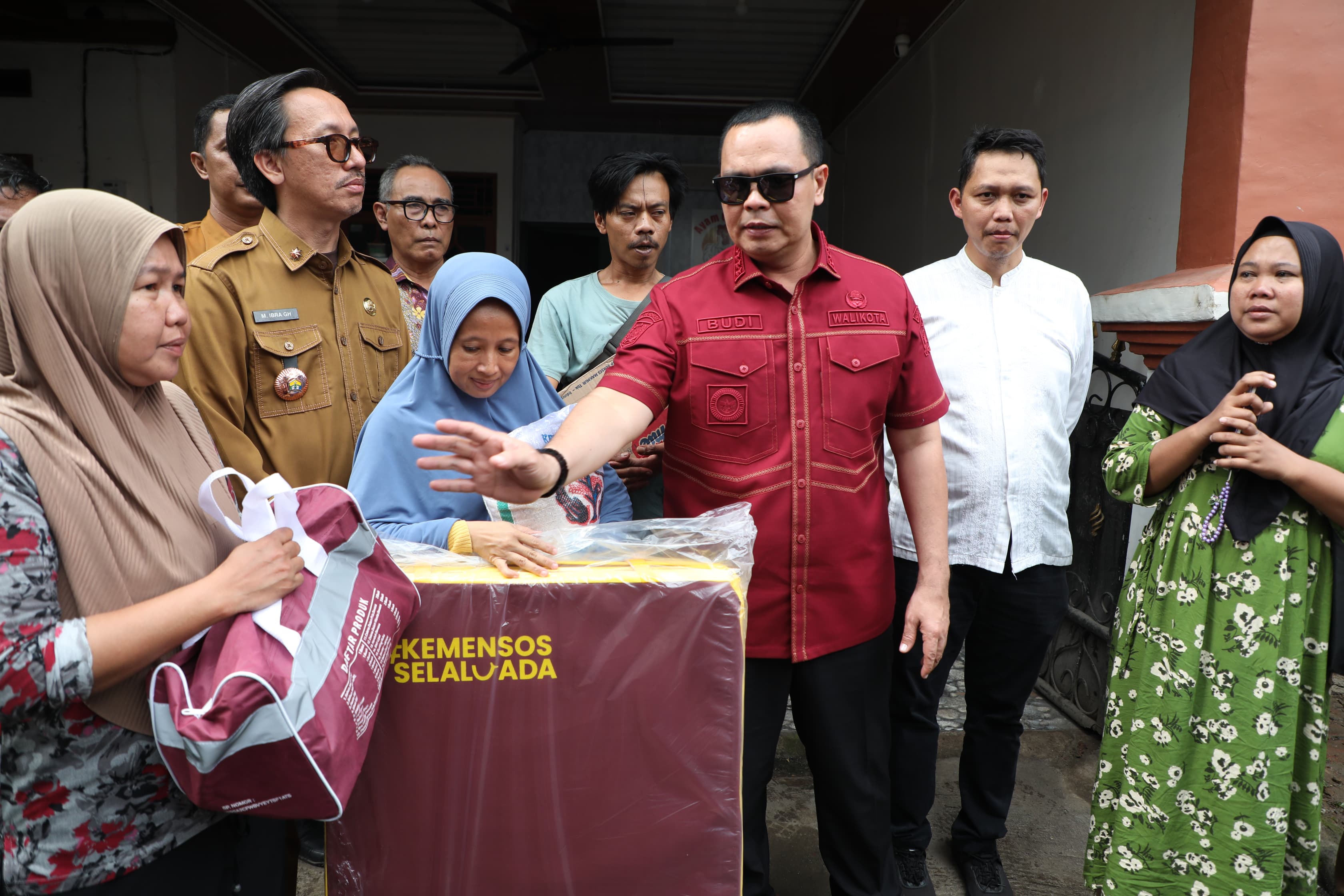 Pecah Tangis, Wali Kota Serang Berikan Bantuan ke Korban Kebakaran