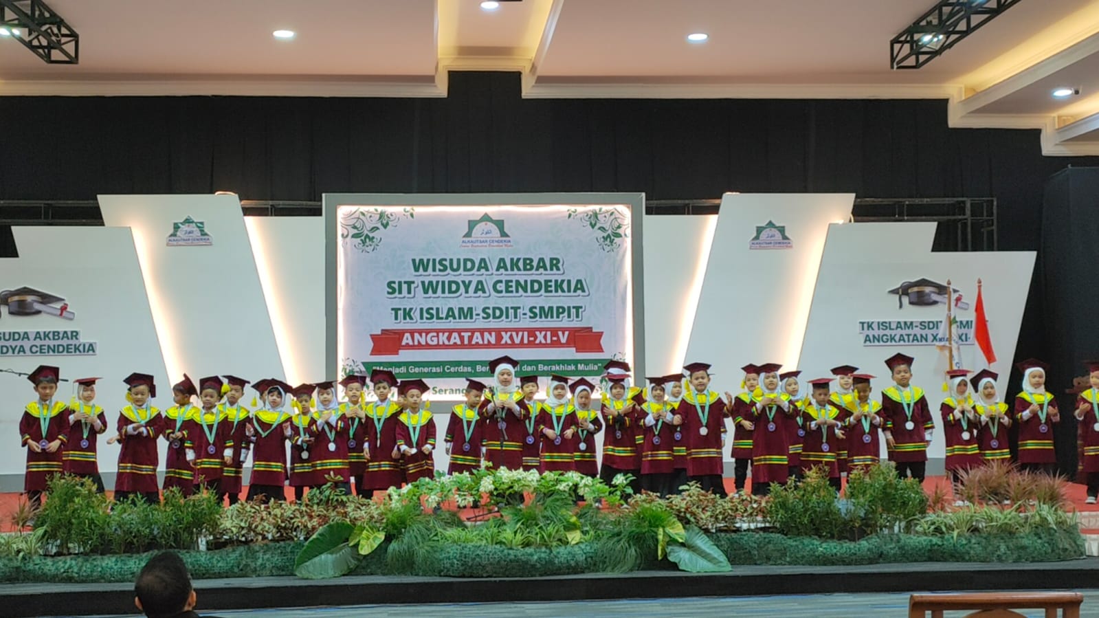 SIT Widya Cendekia Gelar Wisuda Akbar