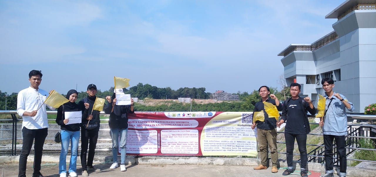 Banding UKT Ditolak, BEM KBM Untirta Gelar Aksi Simbolis Pasang Bendera Kuning di Kampus 