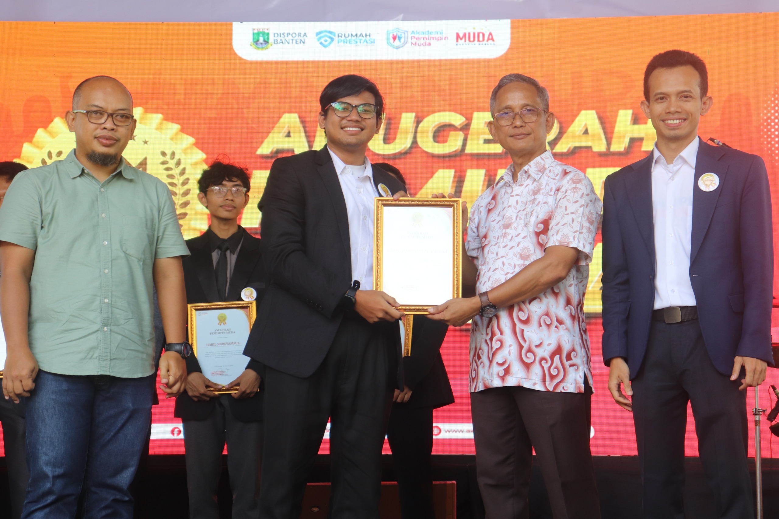 ‎Ketua Umum FSLDK Banten, Alam, Raih Anugerah Pemimpin Muda 2025