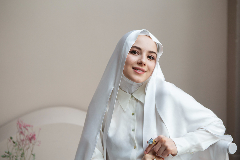Tips Agar Lebih Percaya Diri Ketika Memakai Hijab Berwarna Putih 