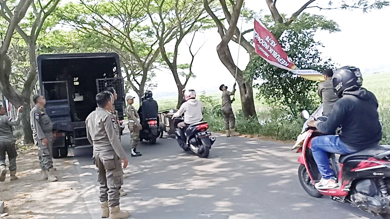 Pemkot Cilegon Copot Belasan Spanduk Tak Berizin