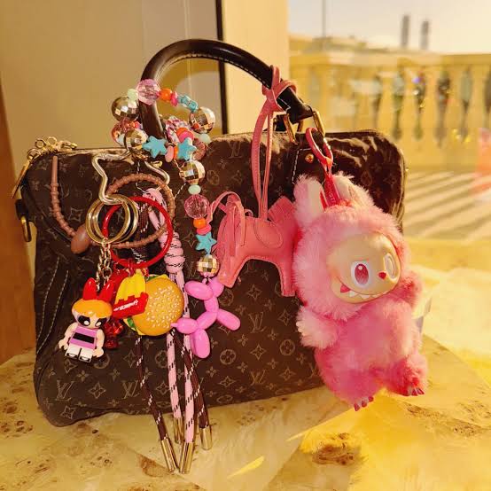 Bag Charm Makin Ramai, Cara Gen Z Bikin Tas Jadi Cermin Diri