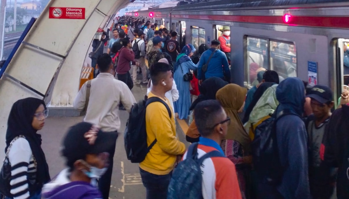 Arus Mudik 2024 di Stasiun Parung Panjang Mulai Padat