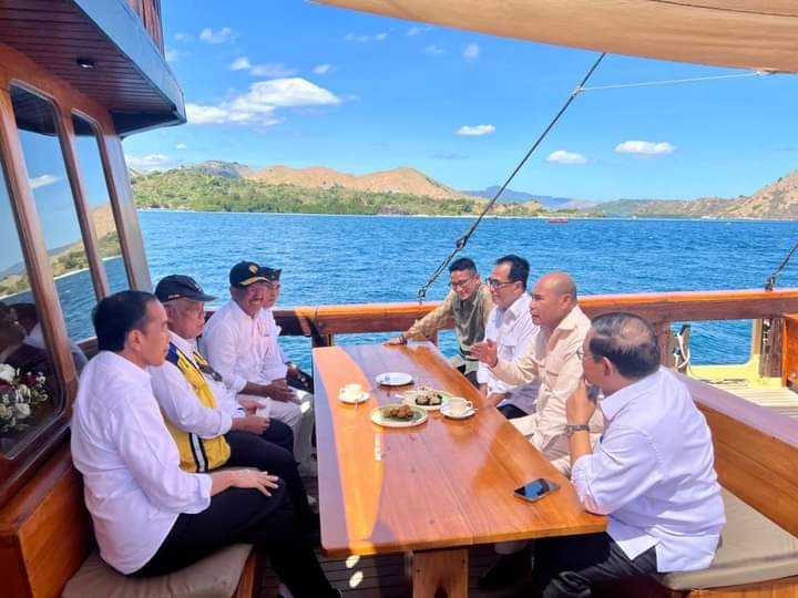 Menuju Taman Nasional Komodo, Jokowi dan Para Menteri Ngobrol Santai di Atas Kapal Pinisi