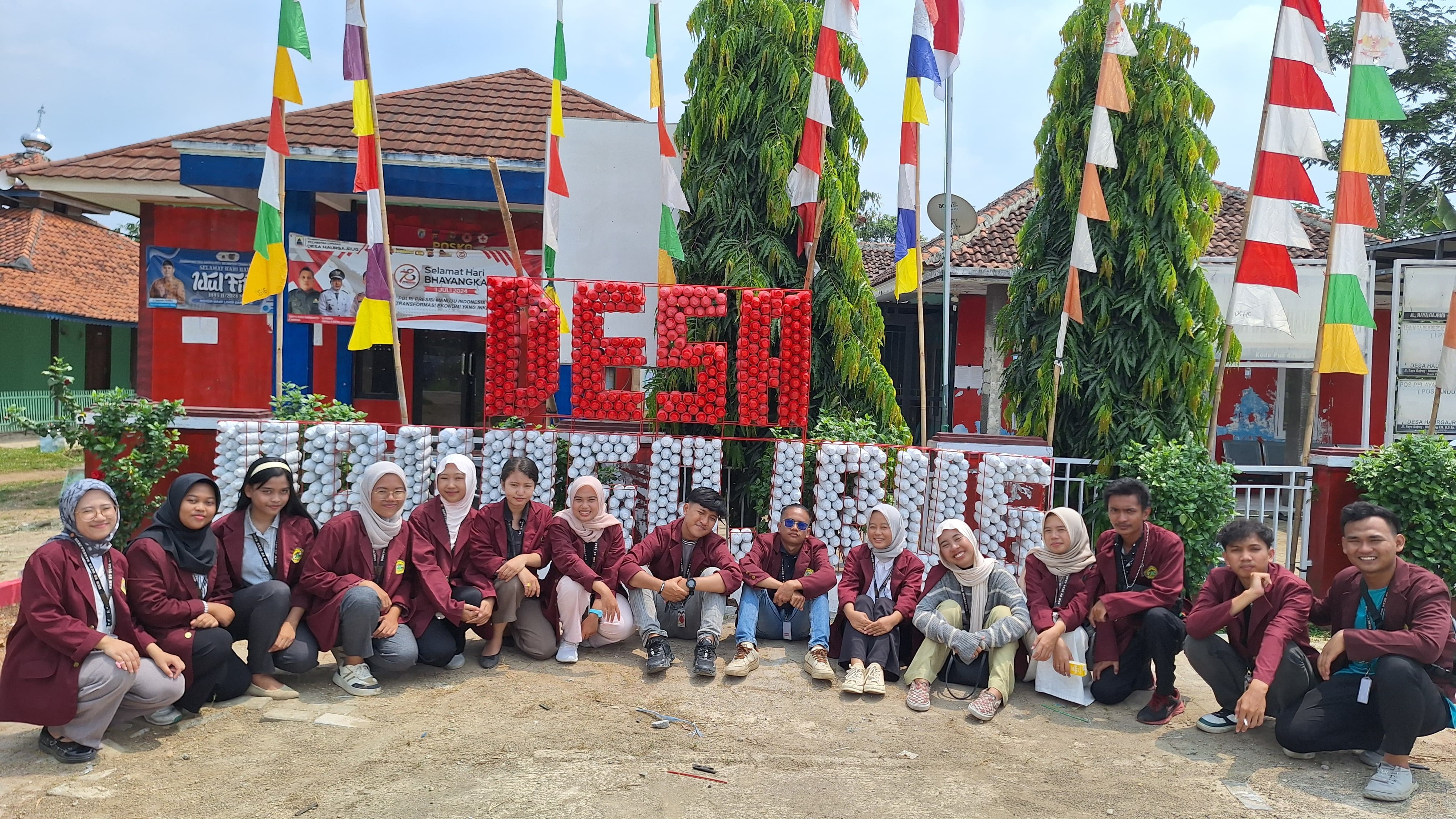 Mahasiswa Untirta Sulap Sampah Jadi Monumen Desa