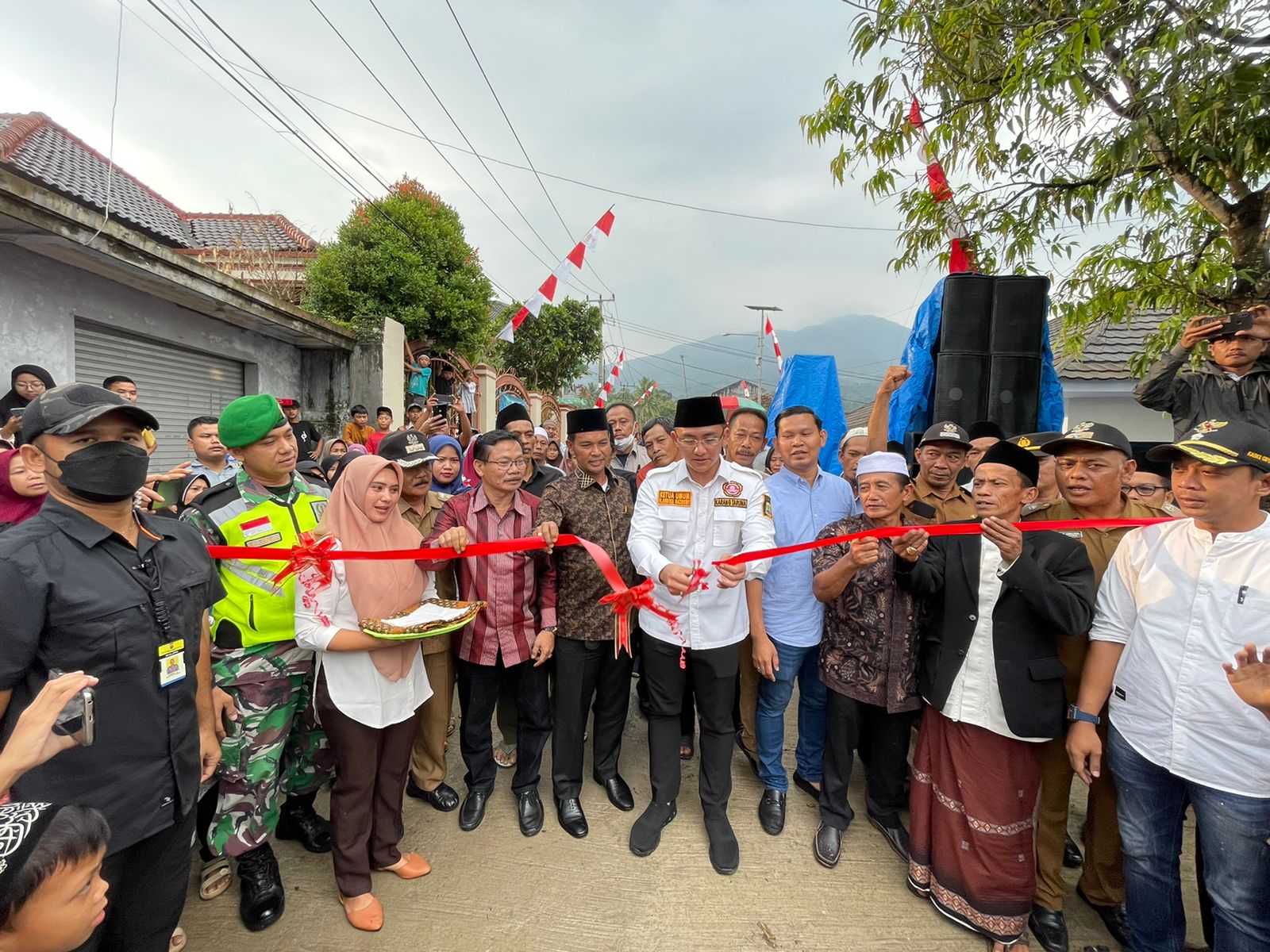 Dibangun Swadaya, Jalan Beton 1,5 Km di Pandeglang Diresmikan Andika Hazrumy