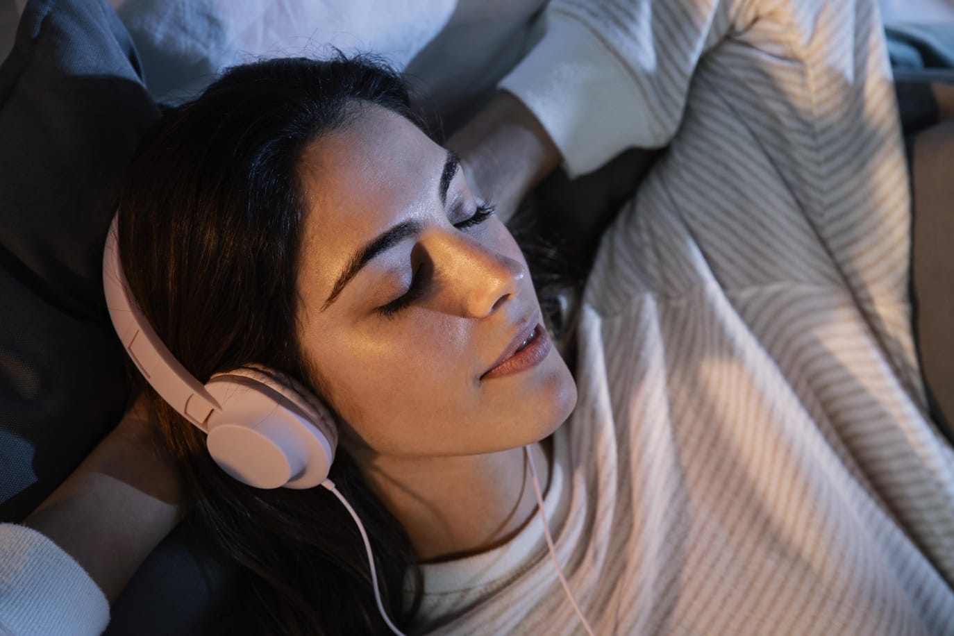 Awas, Kenali 4 Bahaya Penggunaan Earphone Saat Tidur 
