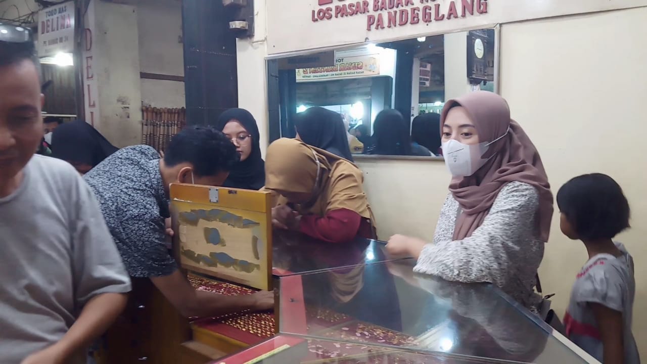 Omset Penjualan Emas di Pasar Pandeglang Capai Puluhan Juta, Emak-emak Siap Pemer Perhiasan di Hari Lebaran