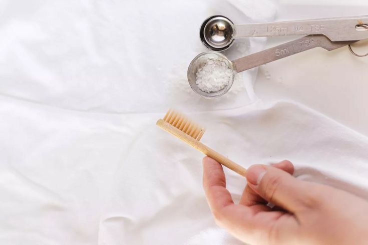 Ini Dia Beberapa Tips Membersihkan Noda Kuning Akibat Produk Ber-SPF di Baju Putih  