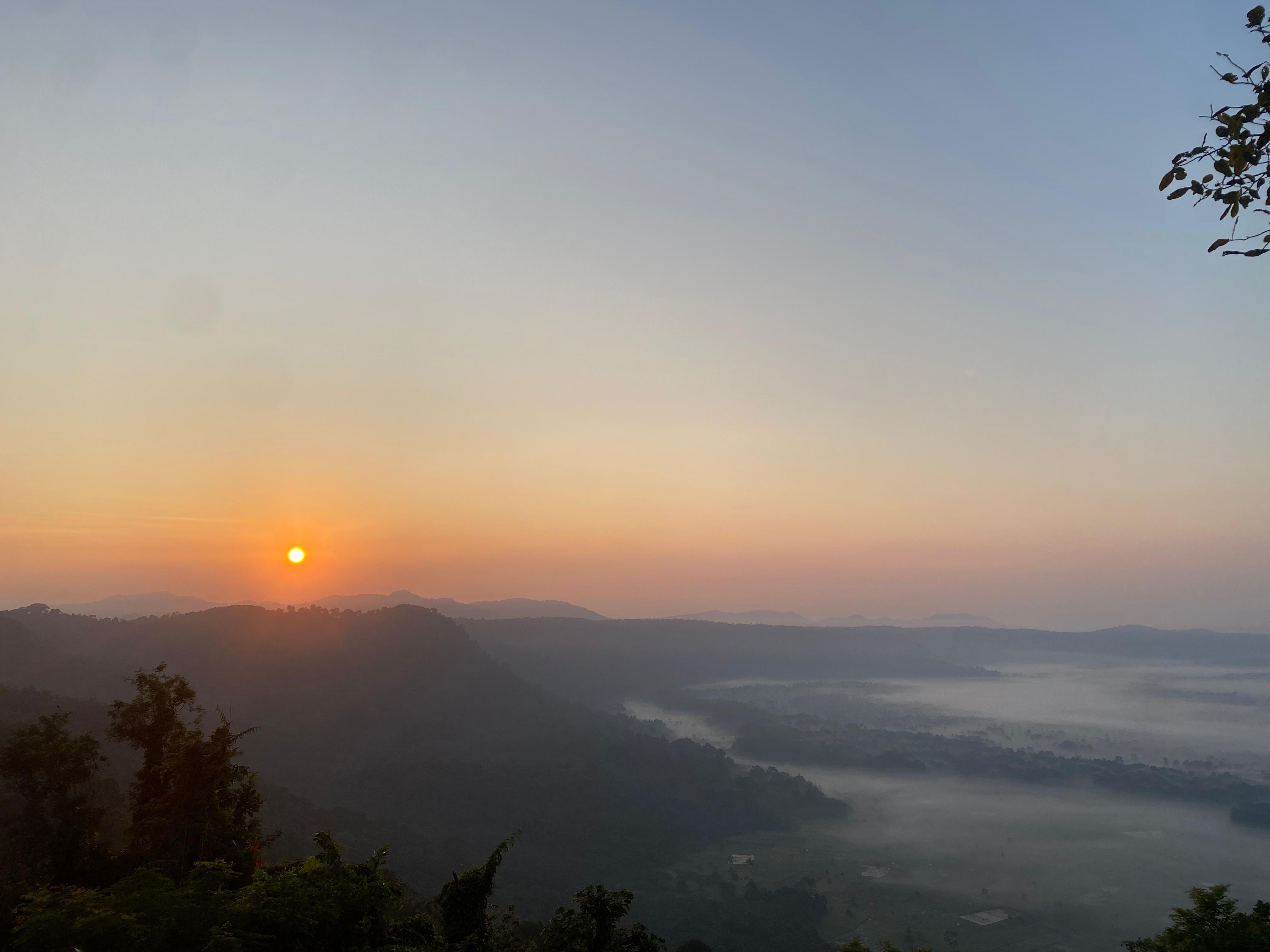 Dari Program Mahasiswa Jadi Wisata Alam Hits, Bukit Cariang Tawarkan Camping Murah dengan Pemandangan Indah