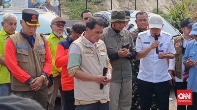 9 Hari Tak Kunjung Padam, Petugas Doa Bersama di TPA Jatiwaringin
