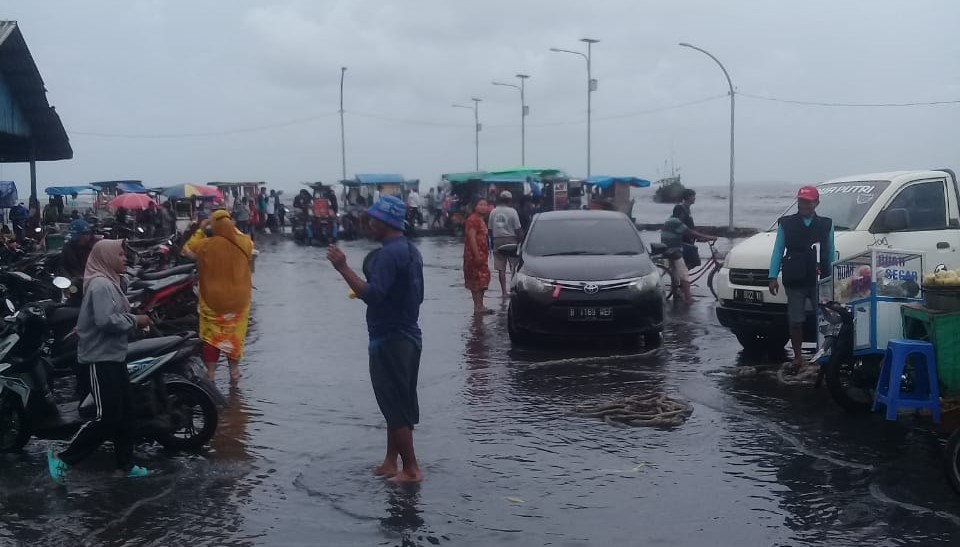 Viral, TPI Cituis-Tangerang Terendam Rob Setinggi 1 Meter 