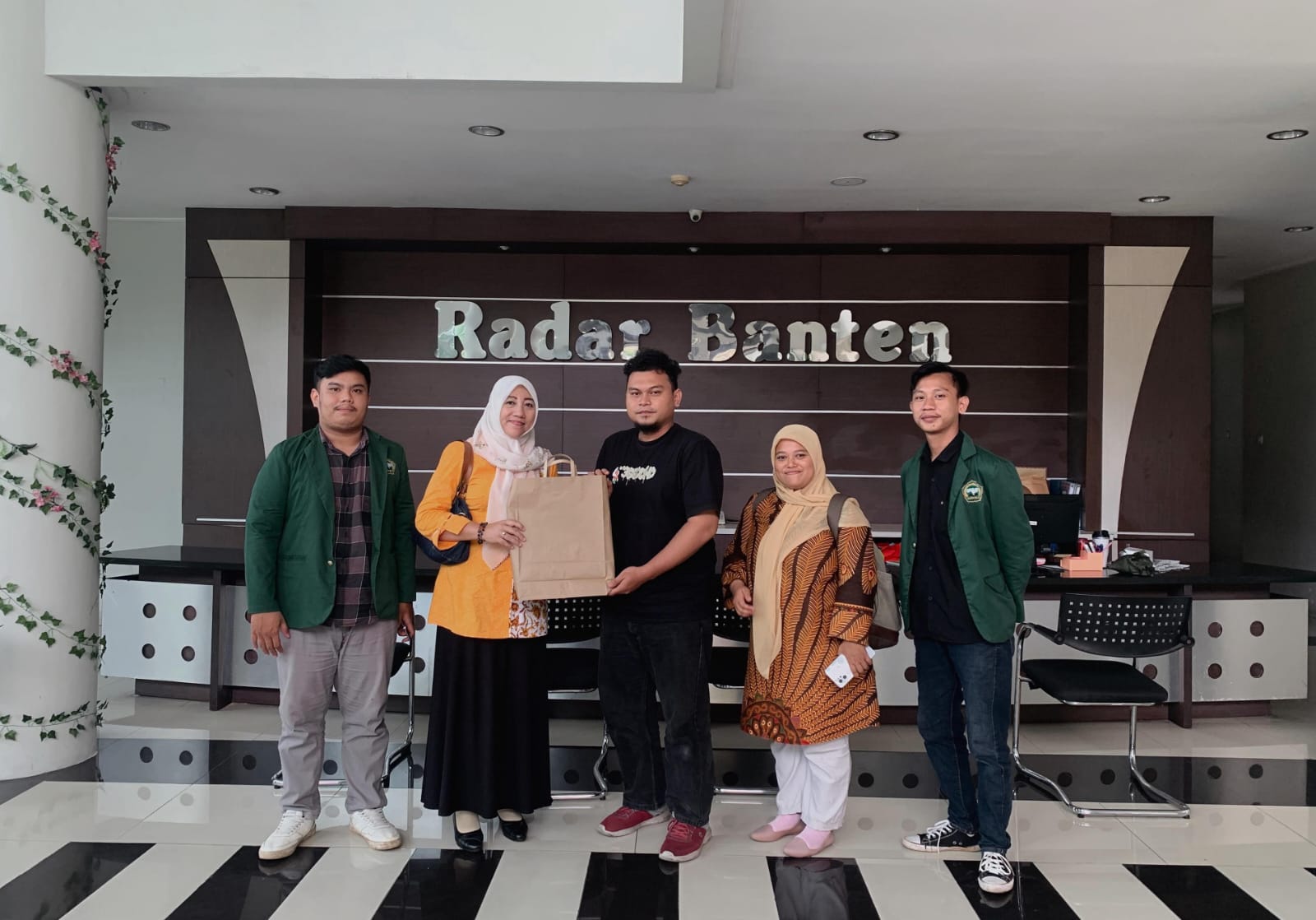 Kaprodi dan Wadek 2 Universitas Mathlaul Anwar Banten kunjungi Radar Banten