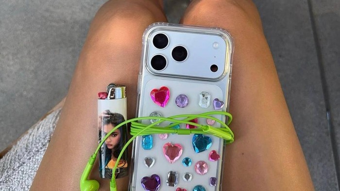 Sentuhan Glamor Estetika Y2K: Kenalan dengan Bedazzling, Teknik Hias Permata yang Kembali Viral