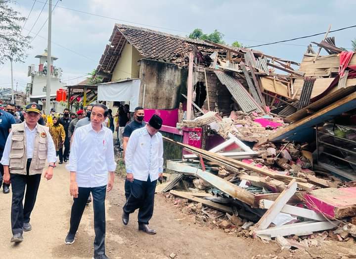 Tinjau Pusat Gempa, Jokowi Serahkan Soal Skema Rehabilitasi Pasca-gempa ke Warga