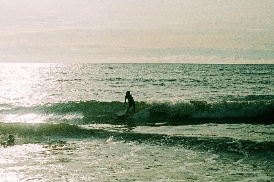 Pantai Vibes Bali Ini Ada di Pandeglang, Pantai Pandan Carita Tempat Chill Favorit Anak Muda