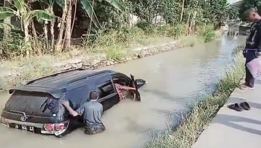 Gara-gara Ngantuk, Toyota Fortuner Nyebur ke Irigasi