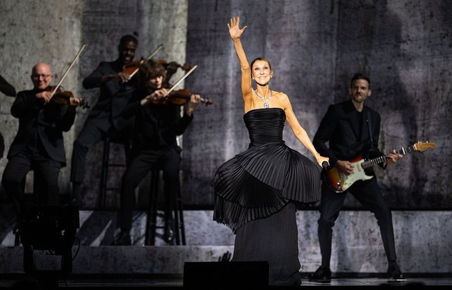 Parade Busana Mewah Celine Dion dalam Konser Comeback di Paris
