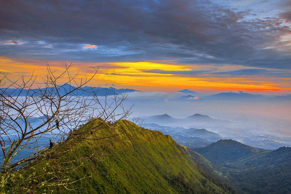 Menikmati Pesona Alam Gunung Puntang dan Mengungkap Jejak Sejarahnya