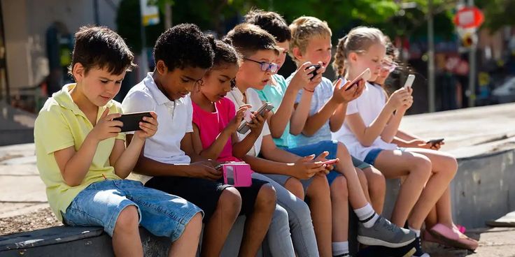 Nongkrong Tapi Malah Sibuk Main Hp Sendiri Fenomena Phubbing yang Mengancam Interkasi Sosial