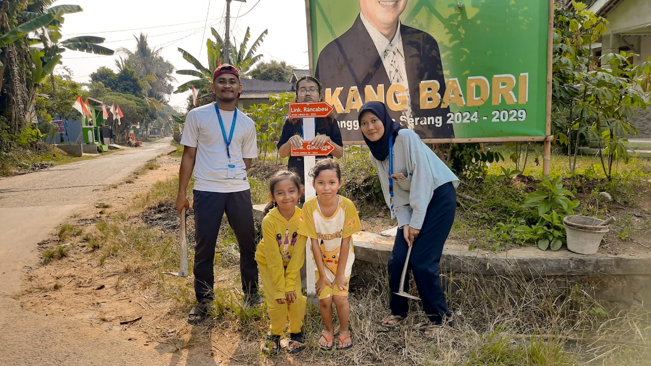 Permudah Petunjuk Arah, Mahasiswa UNIBA Buatkan Plang Jalan di WIlayah Desa Cigoong