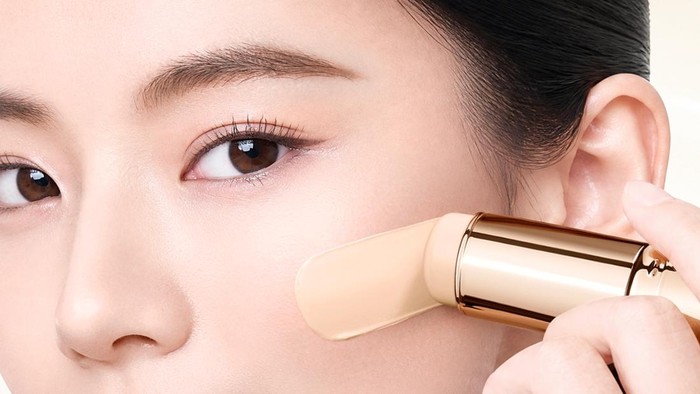 Makeup Makin Praktis! SKINTIFIC Hadirkan Cover Smooth Blurring Foundation dalam Format Stick