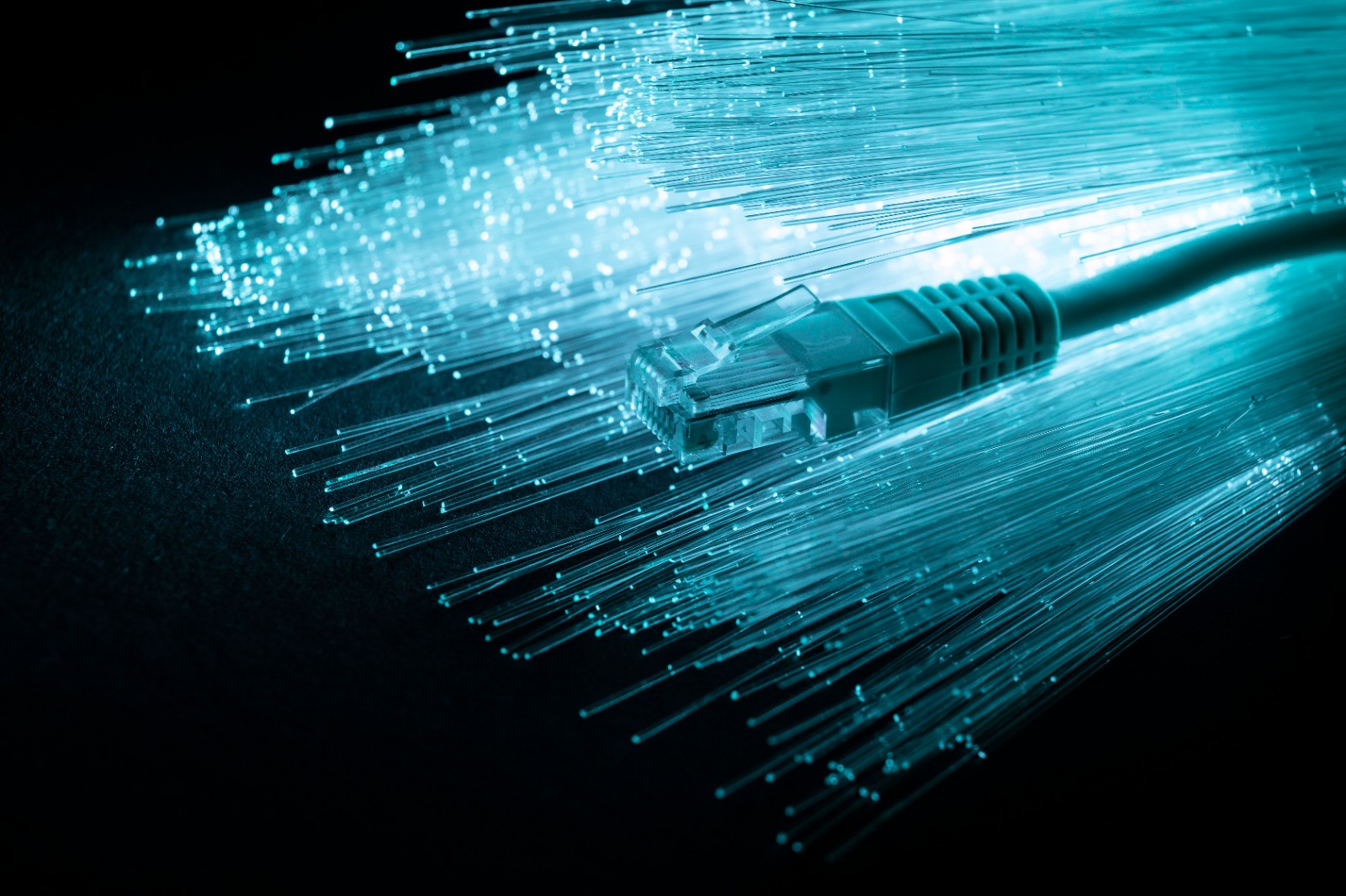 Fiber Optic Menjadi Fondasi Kecepatan Internet 100 Mbps di indonesisa 