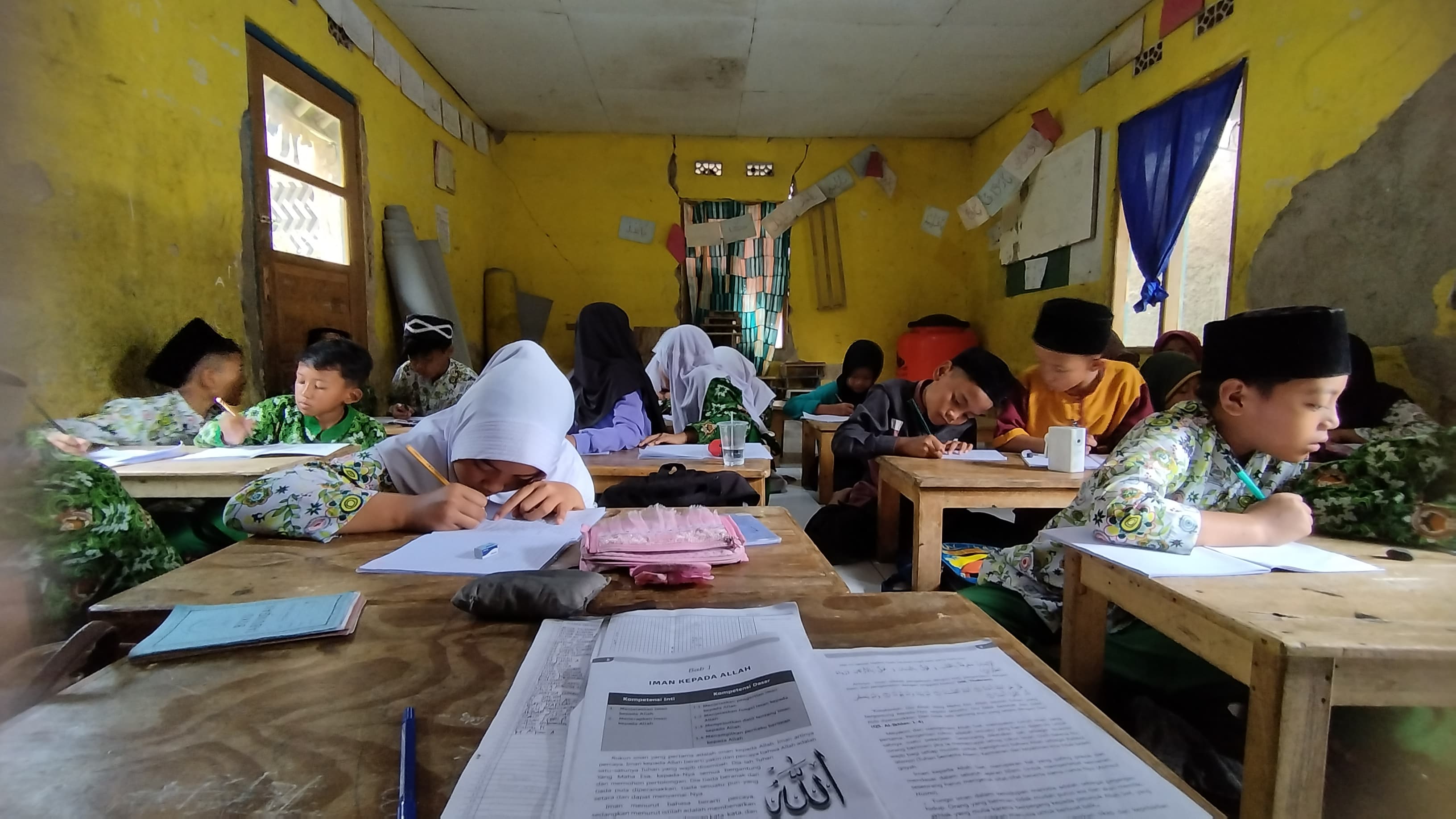 Keunikan Sistem Pendidikan Berkualitas dengan Keterbatasan Fasilitas di Desa Gekbrong, Cianjur