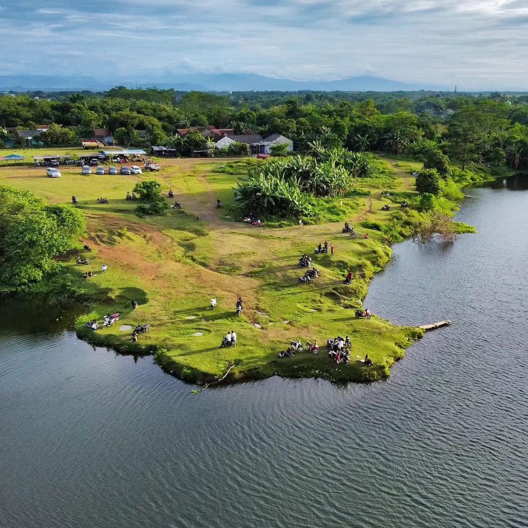 Ingin Menikmati Senja Tanpa Perlu Ke Pantai? Ke Tempat Wisata Tangerang Danau Gawir aja