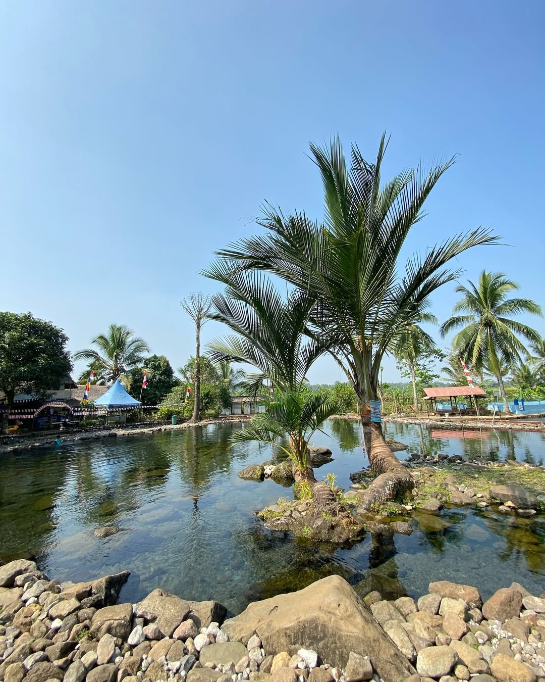 Segarnya Pemandian Batu Goong, Rekomendasi Wisata di Pandeglang