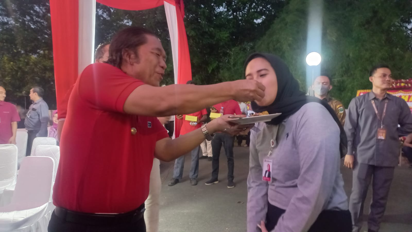 HUT ke-7 Bank Banten, Pj Gubernur Al Muktabar Berbagi Tumpeng 