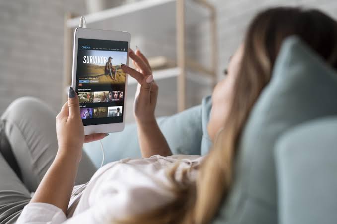 Terjebak Alur Scrolling Tanpa Batas: Ketika Screen Time Tinggi Dianggap 'Normal' oleh Gen Z