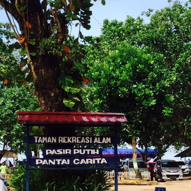 Pesona Pantai Pasir Putih Carita: Destinasi Wisata Andalan Banten