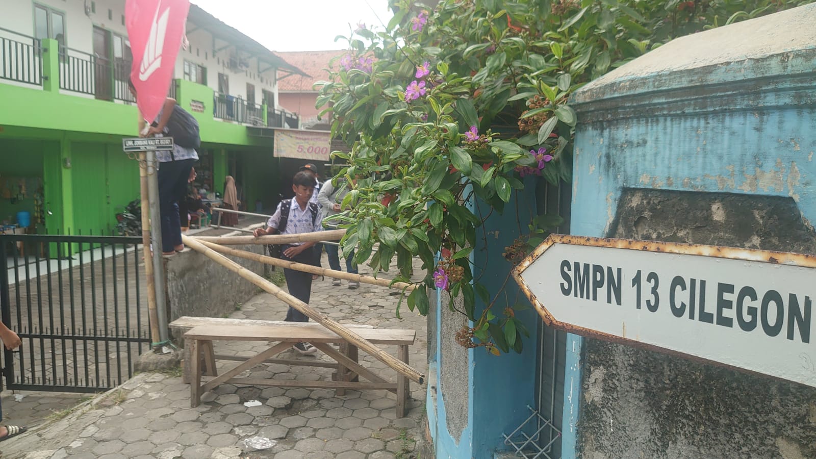 Jalan Menuju SMPN 13 Cilegon Diblokir, Siswa Terpaksa Lompati Pagar Tembok 