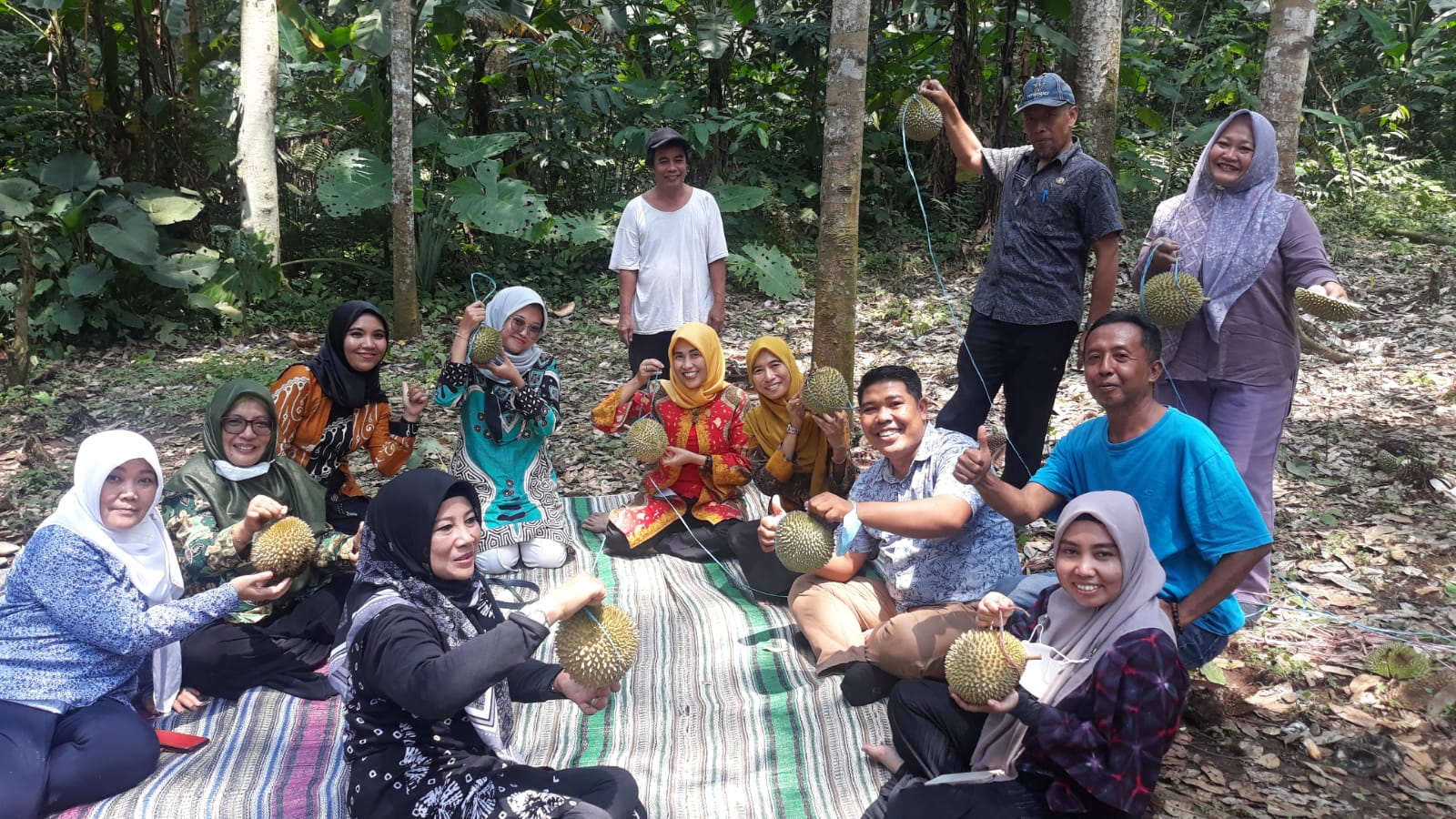 Serunya Menikmati Durian Langsung di Kebunnya Pak Walikota Serang di Baros 