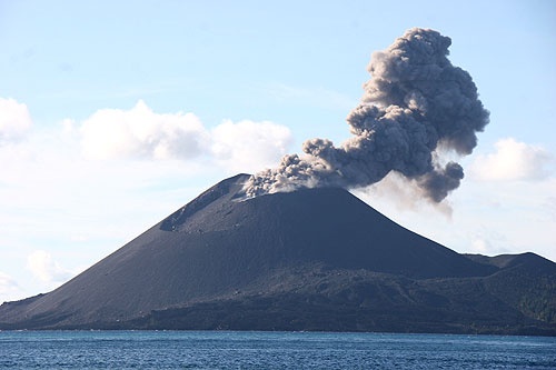 Dari Dasar Laut hingga Jadi Gunung Aktif, Begini Perjalanan Anak Krakatau